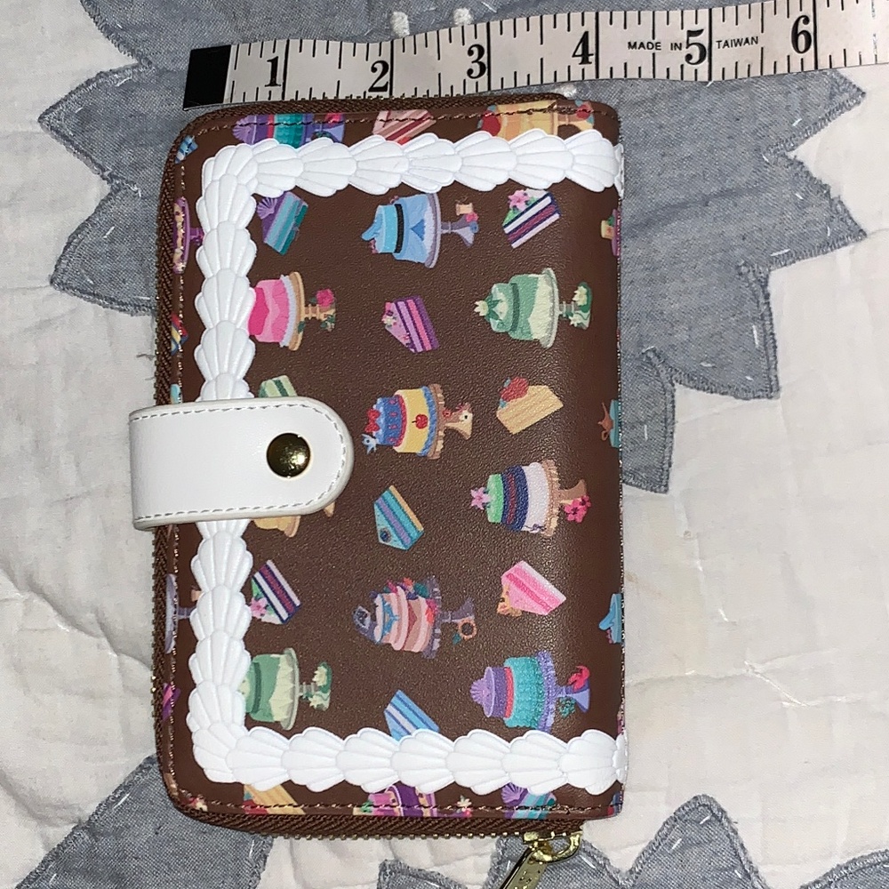 Loungefly Disney Princess - Cakes "Icing on the Cake" Wallet 🍰 - Picture 6 of 9
